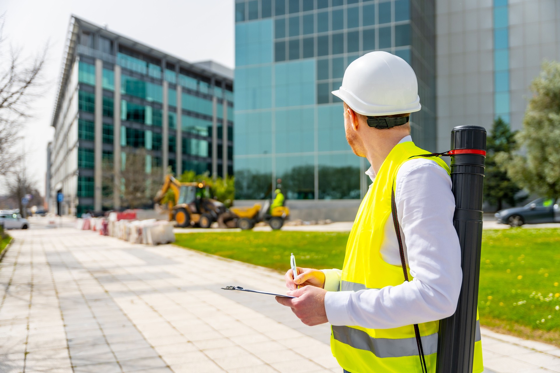 Arquitecto supervisando obras de remodelación en la ciudad