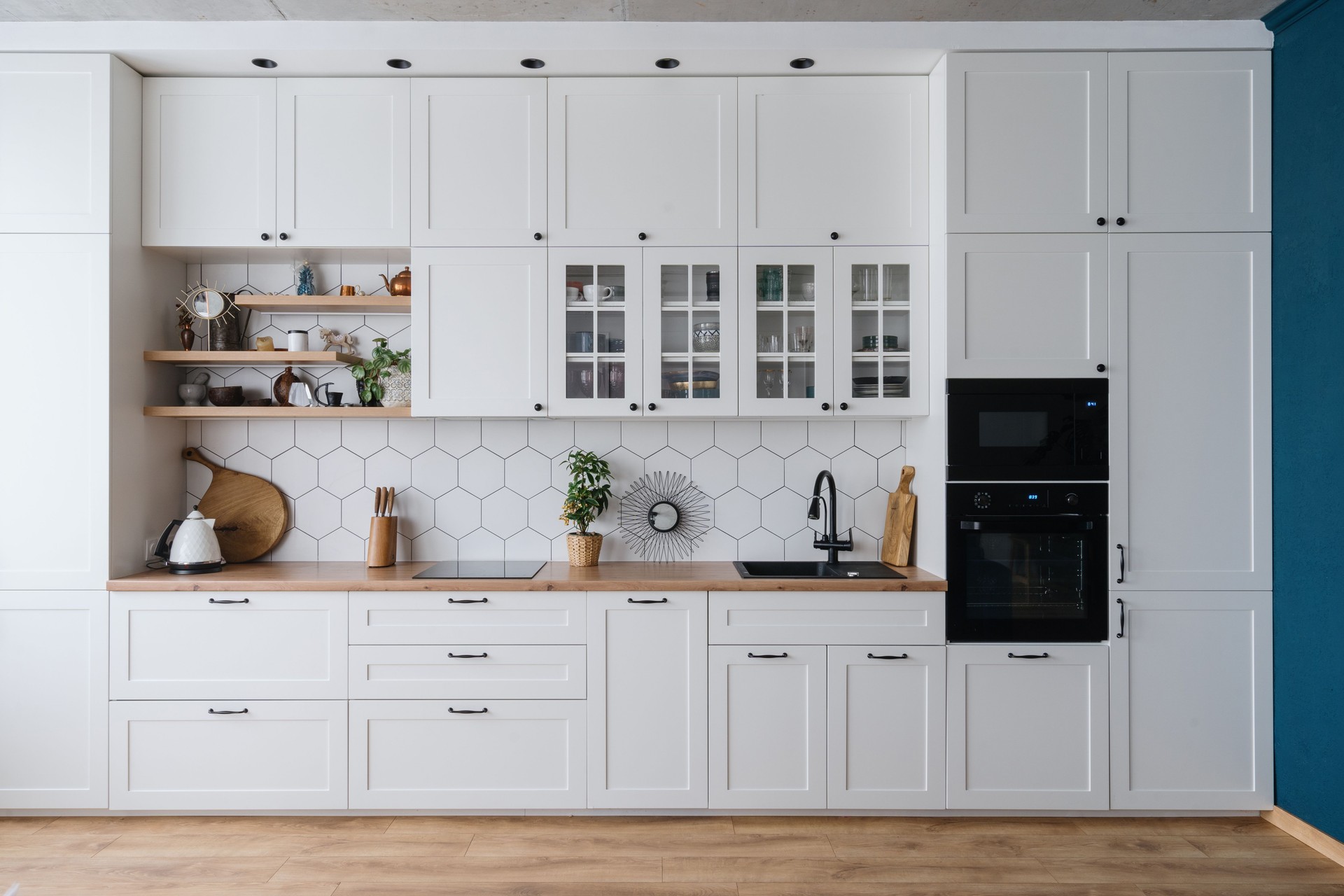 Diseño interior de cocina casera moderna en tonos blancos